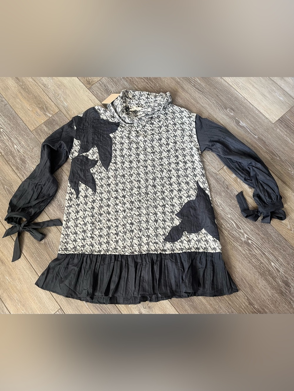 NWT Ryu Black & White Houndstooth Knit Tunic wrist bow, sheer ruffles at bottom